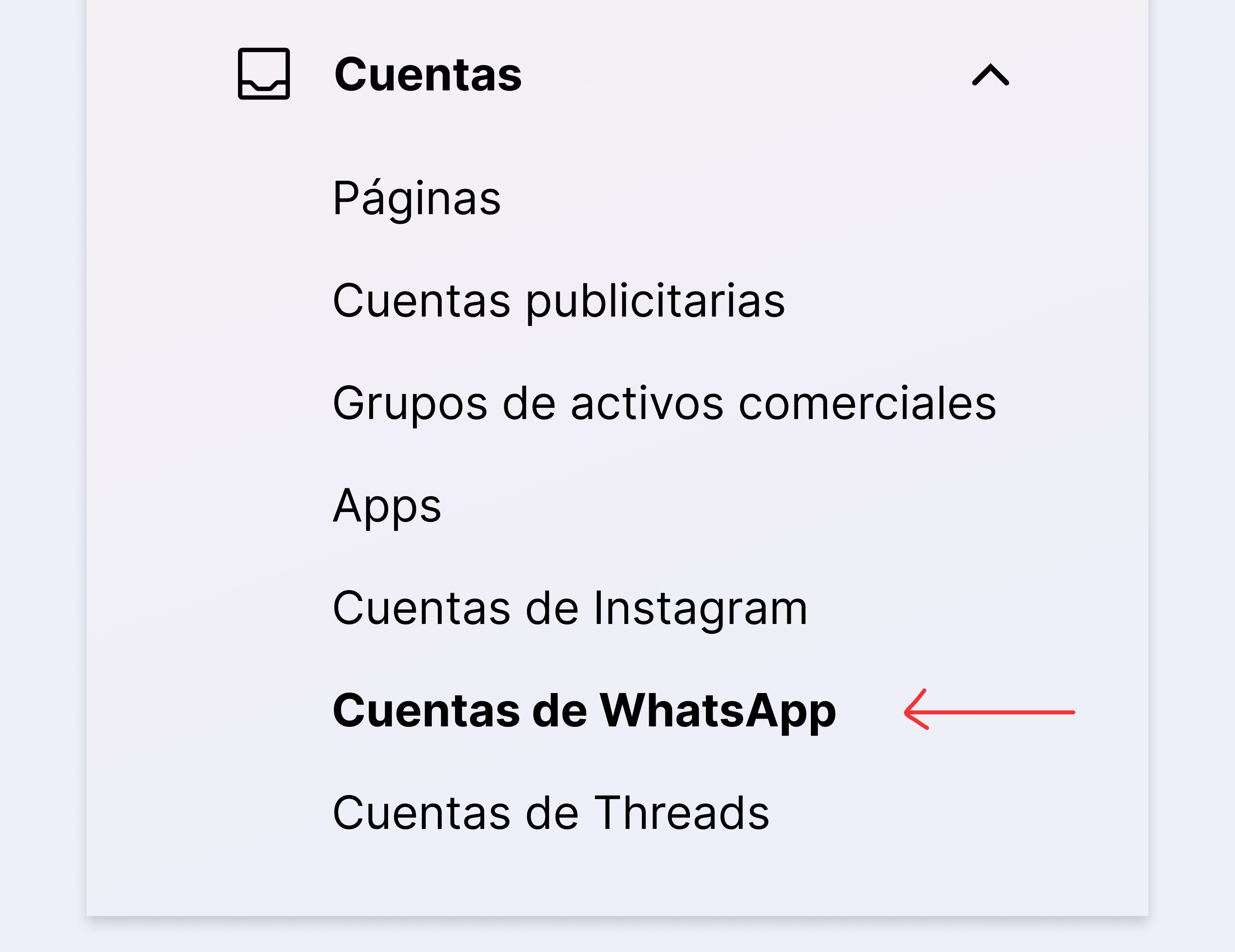 Menú lateral de cuentas en Meta Business Suite con una flecha roja indicando la opción para configurar "Cuentas de WhatsApp".